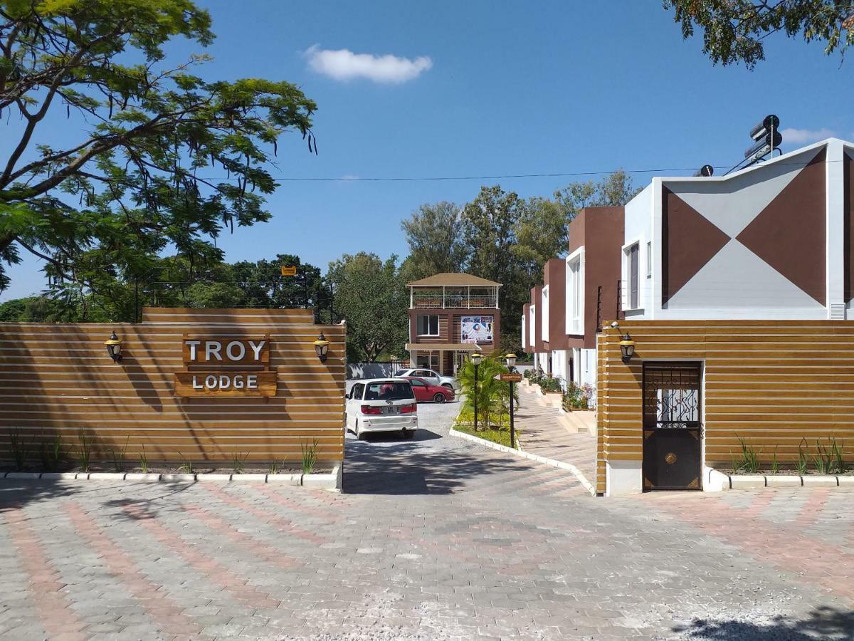 Troy Lodge ルサカ エクステリア 写真