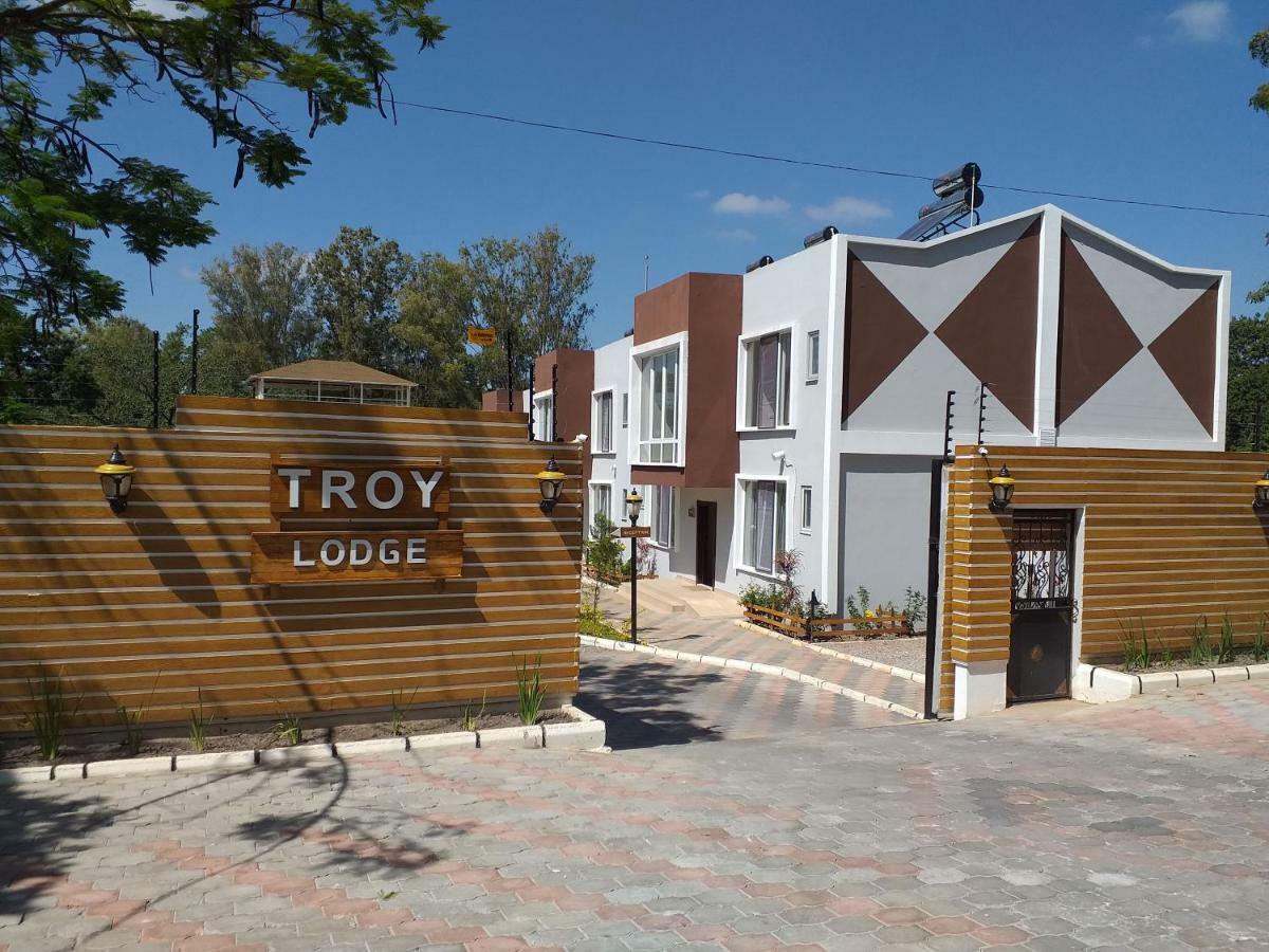 Troy Lodge ルサカ エクステリア 写真