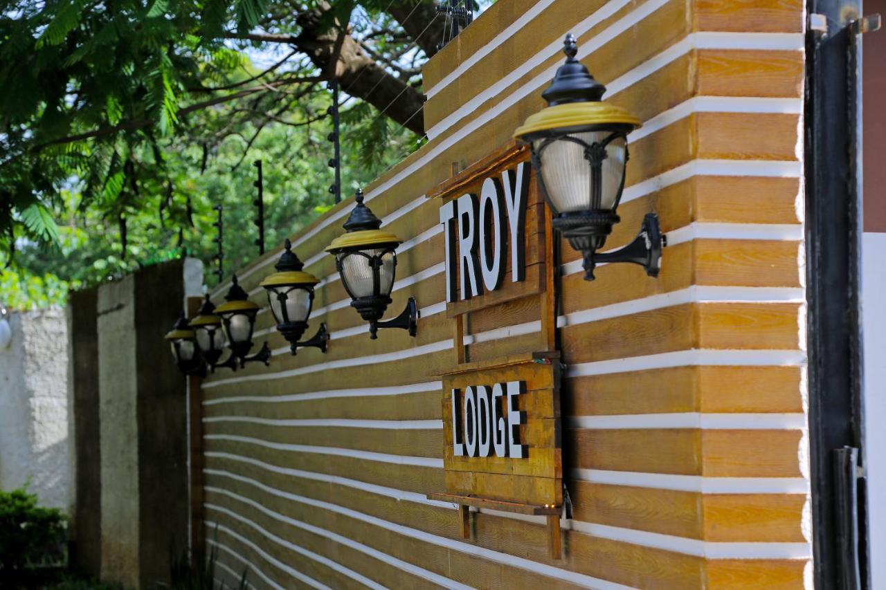 Troy Lodge ルサカ エクステリア 写真