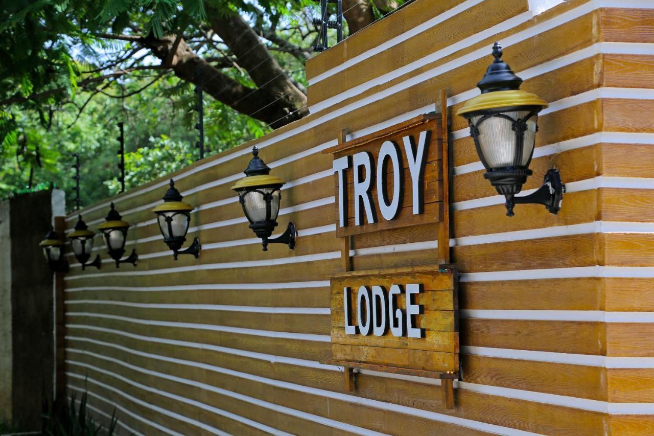 Troy Lodge ルサカ エクステリア 写真